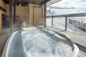 Outdoor spa tub - SE055 | Newly Listed | Slopeside | Remodeled little Gem (Steamboat Springs)