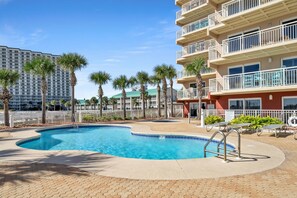 Outdoor pool - Remodeled Beachfront 😎😎 HGTV WORTHY ⛵️⛵️ Perfect Balcony View 7th Floor 🐬🐬 (Destin)