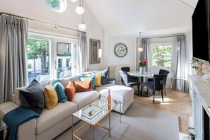 TV, fireplace - Delightful 1-bed, Heart of Kensington, Garden Patio (London)