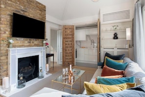 TV, fireplace