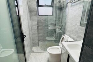 Shower, towels, soap, toilet paper - Premium Executive 3 BR Apt with Skyline views

 (Nairobi County)