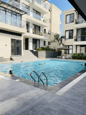 Deluxe Duplex, Pool View | Swim-up bar - Step Apart Hotel (Kigali)