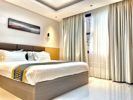 客房内保险箱、办公桌、笔记本电脑工作区、熨斗/熨衣板