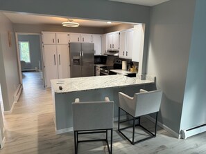 Mikrobølgeovn, ovn, kokeplater og oppvaskmaskin