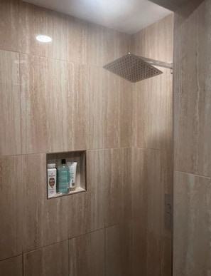 Asciugamani, sapone, shampoo, carta igienica