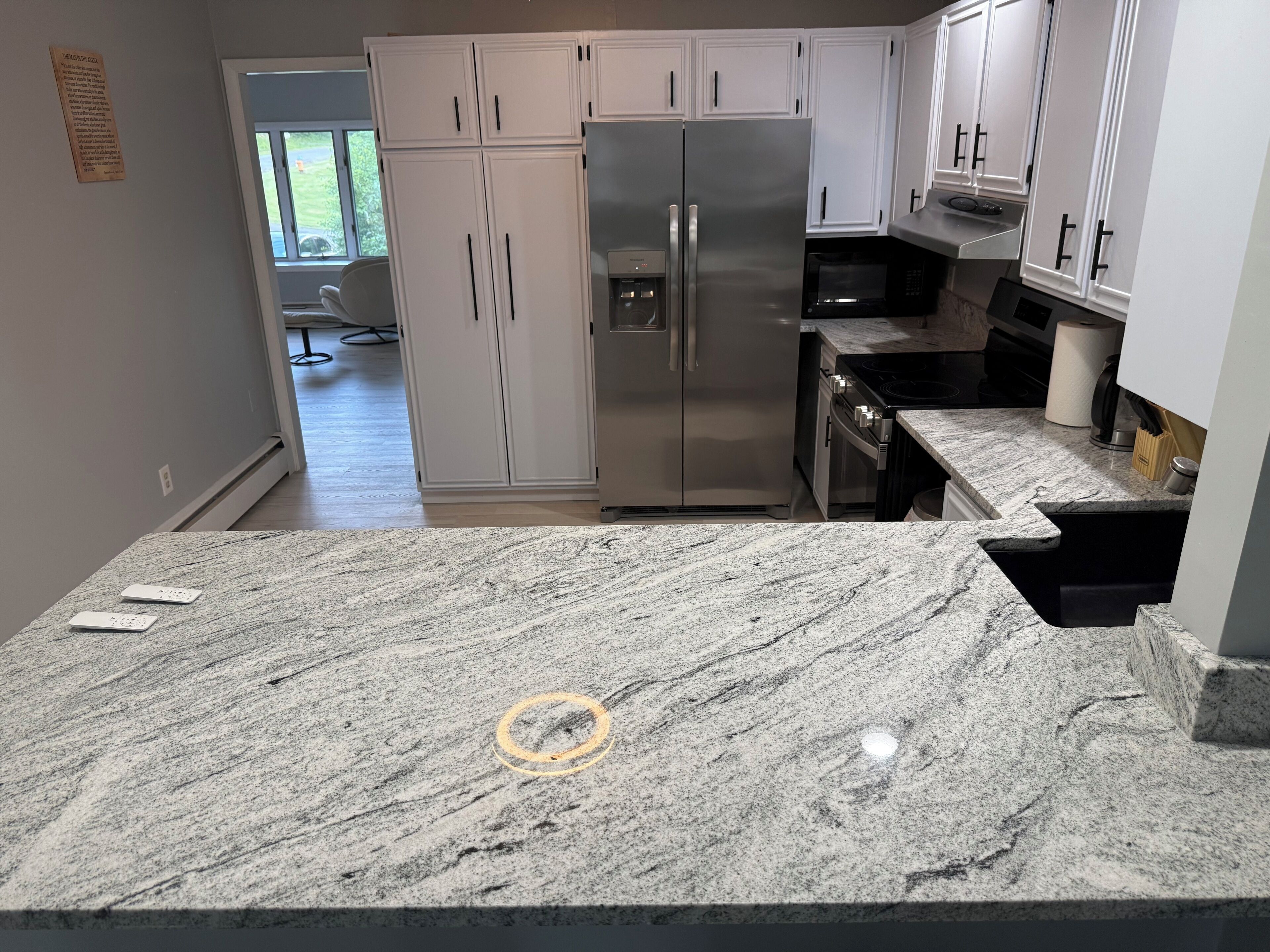 Een microgolfoven, een oven, een kookplaat, een vaatwasser