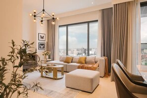 Deluxe-Apartment, 3 Schlafzimmer, Stadtblick | Betten mit Memory-Foam-Matratzen, Zimmersafe, Schreibtisch