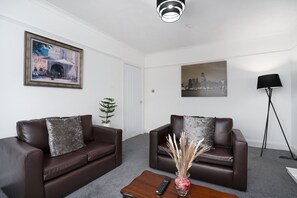 Apartment | Wohnbereich | Fernseher