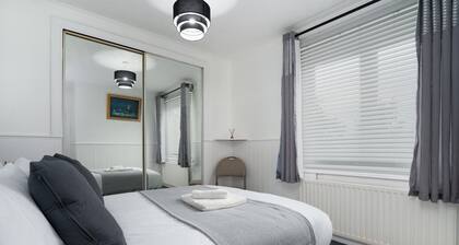 2-bed Flat, Wishaw, Free Parking, Family-friendly