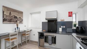 Apartamento | Cozinha privada | Geladeira, micro-ondas, fogão, cooktop