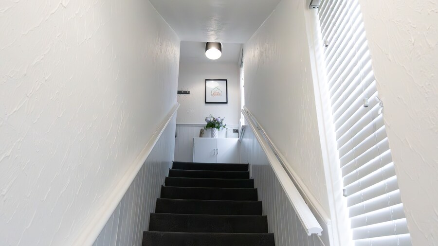 2-bed Flat, Wishaw, Free Parking, Family-friendly