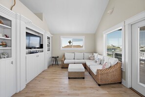 Smart TV, DVD player - Discovery Bayhouse | Beach & Bay Views! (Galveston)