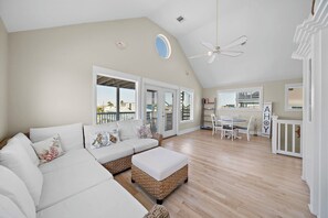 Smart TV, DVD player - Discovery Bayhouse | Beach & Bay Views! (Galveston)