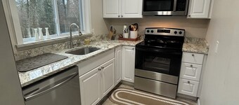 Snow Blanket Barn!
Family-Friendly, Charming & Cozy 3-bedroom - Gardner MA