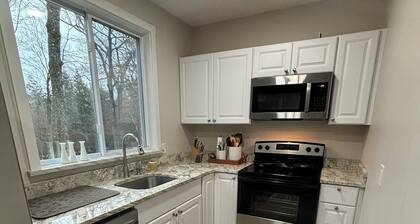 Snow Blanket Barn!
Family-Friendly, Charming & Cozy 3-bedroom - Gardner MA