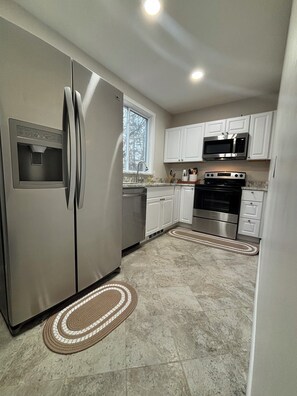 Fridge, microwave, oven, stovetop - Snow Blanket Barn!
Family-Friendly, Charming & Cozy 3-bedroom - Gardner MA (Gardner)