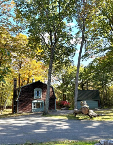 Snow Blanket Barn!
Family-Friendly, Charming & Cozy 3-bedroom - Gardner MA