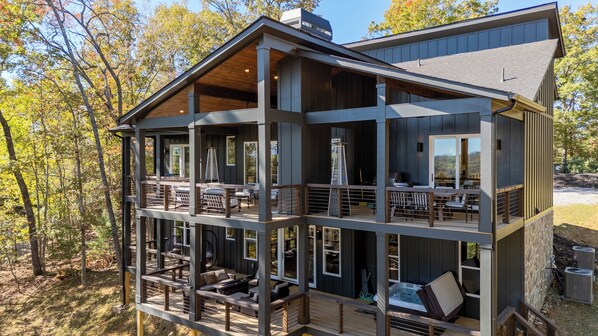 Outdoor dining - Deer Crossing -Luxury Mountain View Cabin (Mineral Bluff)