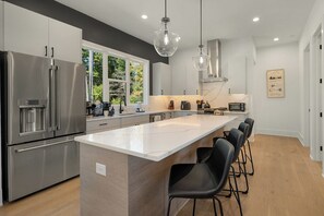 Réfrigérateur, four à micro-ondes, un four, surface de cuisson