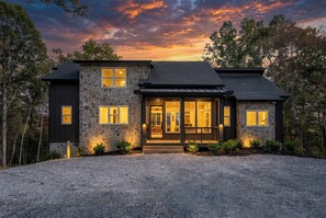 Exterior - Deer Crossing -Luxury Mountain View Cabin (Mineral Bluff)