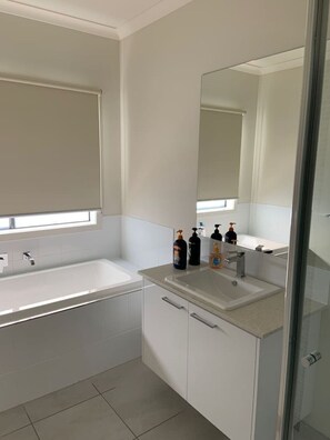 Hair dryer - New 4.5 BR Modern Home @Clyde (Clyde)