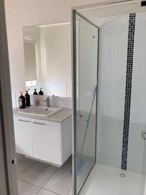 Hair dryer - New 4.5 BR Modern Home @Clyde (Clyde)