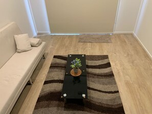TV - New 4.5 BR Modern Home @Clyde (Clyde)