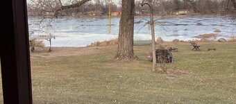 Cozy 2-bedroom cabin with WiFi, AC in serene Big Stone City