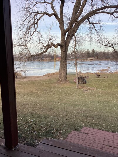 Cozy 2-bedroom cabin with WiFi, AC in serene Big Stone City