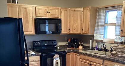 Cozy 2-bedroom cabin with WiFi, AC in serene Big Stone City