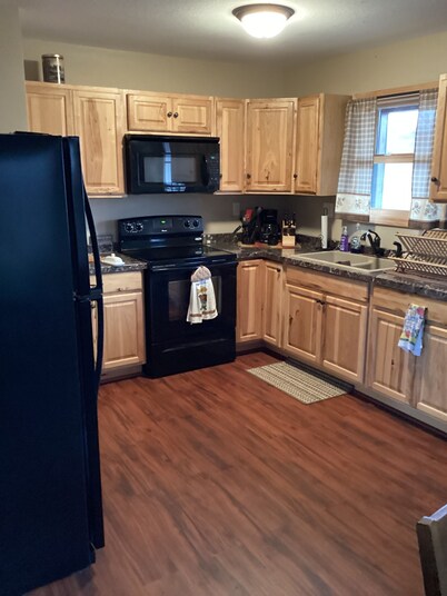 Cozy 2-bedroom cabin with WiFi, AC in serene Big Stone City