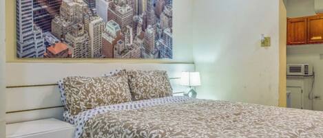 1 camera, una scrivania, ferro/asse da stiro, culla da viaggio