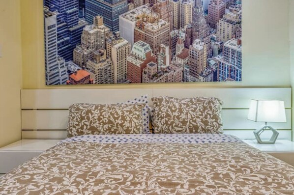 1 quarto, escrivaninha, ferros/tábuas de passar roupa, berço de viagem