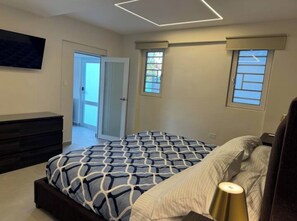 1 Schlafzimmer, Schreibtisch, Bügeleisen/Bügelbrett, Reisekinderbett