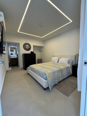 1 chambre, bureau, fer et planche à repasser, lit parapluie