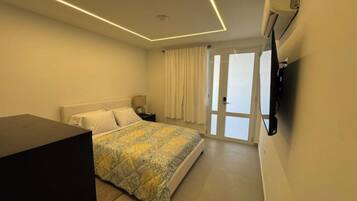 1 slaapkamer, een bureau, een strijkplank/strijkijzer, reisbedje