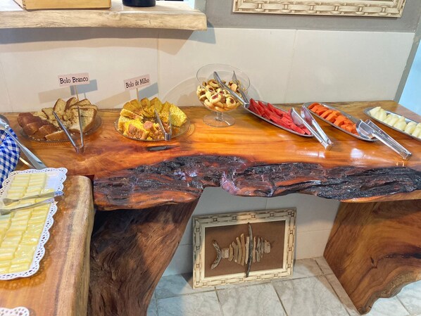 Café da manhã com buffet grátis todos os dias