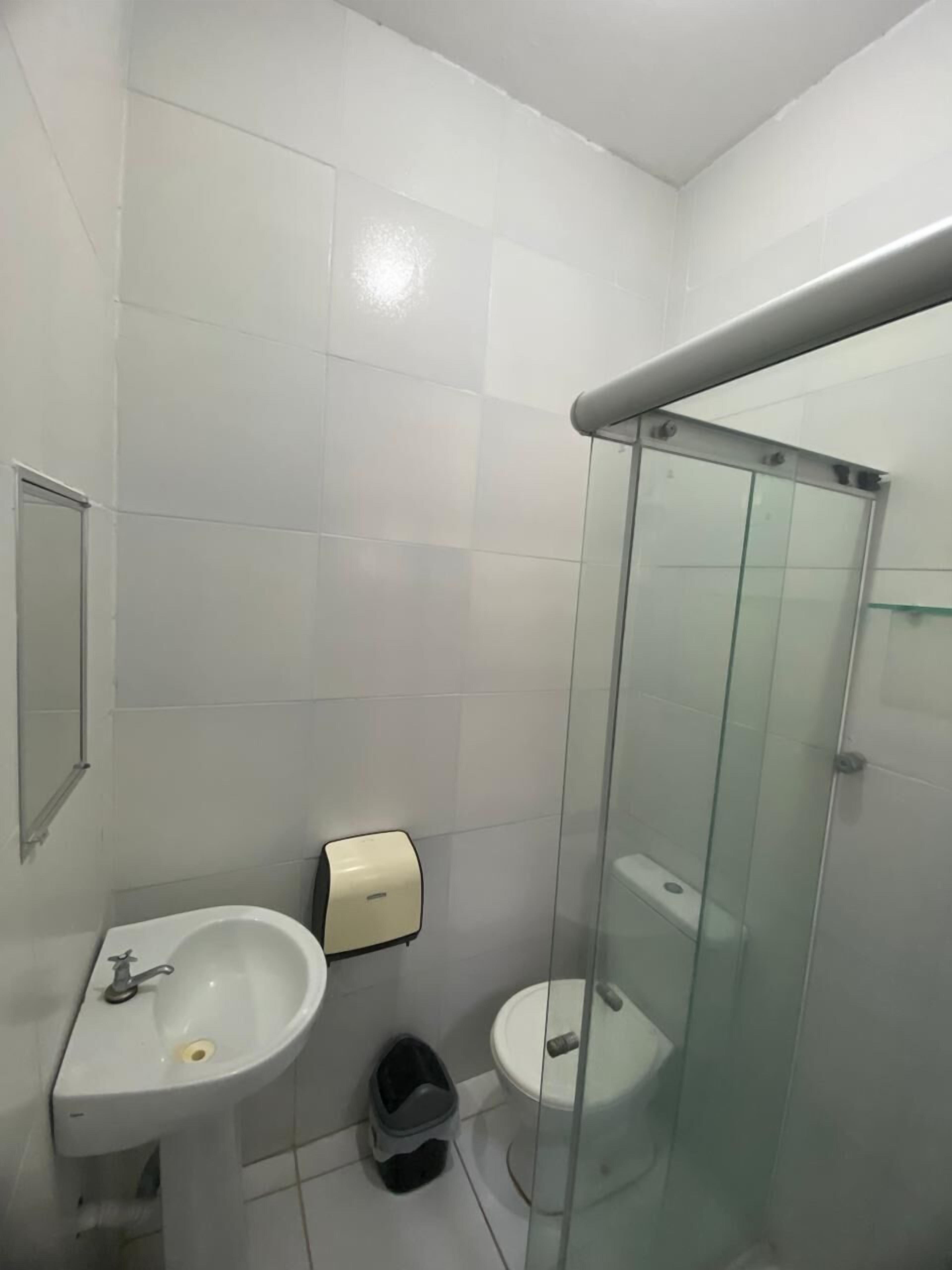 Ein Badezimmer mit Waschbecken, Toilette und Duschkabine.