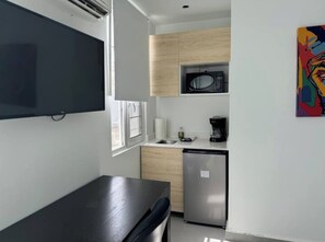 Réfrigérateur, micro-ondes, cafetière/bouilloire, grille-pain