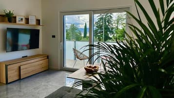 Apartamento superior, 2 quartos, vista para o mar | Área de estar | TV de tela plana