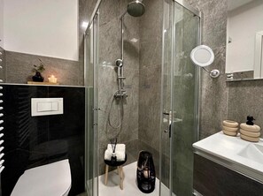 Superior Apartment, 2 Bedrooms, Sea View | Bathroom | Shower, free toiletries, hair dryer, towels - Apartments E&T  (Ankaran)