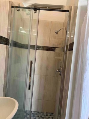 Dusche, Haartrockner, Handtücher, Seife
