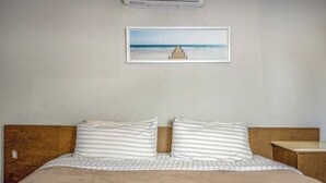 Room - Beach House Walk To The Beach #11 (San Juan)
