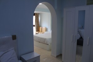 Deluxe Suite, Courtyard View | Free WiFi - Hostal Los Angeles (Alicante)