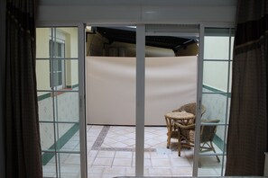 Deluxe tweepersoonskamer, 1 tweepersoonsbed, terras, uitzicht op de binnenplaats | Gratis wifi