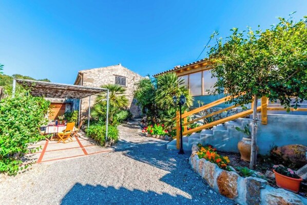 Property grounds - Villa Guineu - Three Bedroom Villa, Sleeps 6 (Pollença)