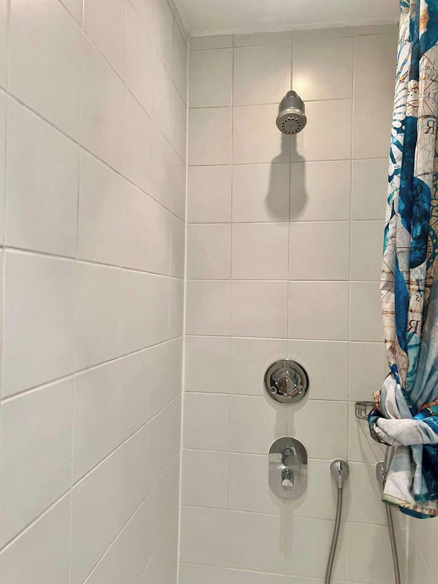 Maison | Salle de bain | Ensemble douche/baignoire, baignoire relaxante profonde, sèche-cheveux