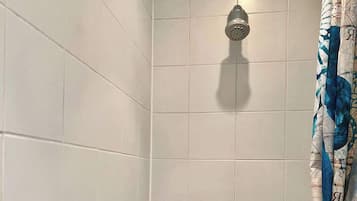 Maison | Salle de bain | Ensemble douche/baignoire, baignoire relaxante profonde, sĂšche-cheveux
