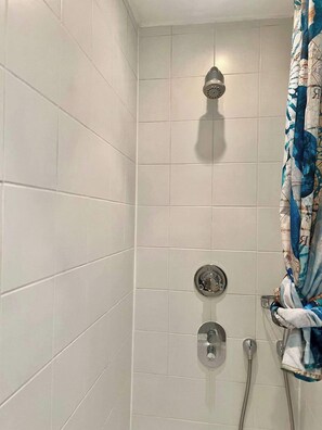 House | Bathroom | Combined shower/tub, deep soaking tub, hair dryer, towels - Perfect Detached House in Chelsea (London)