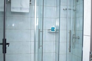 Een douche, een haardroger, een bidet, handdoeken